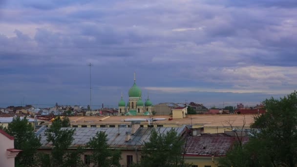 Petersburgo. Vista desde el techo. Iglesia, templo, cúpulas. 4K . — Vídeo de stock