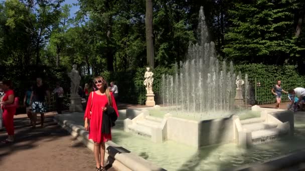 Promenade de Pople dans le jardin d'été — Video