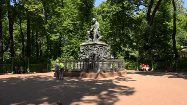 Das Denkmal für Chrylow im Sommergarten — Stockvideo