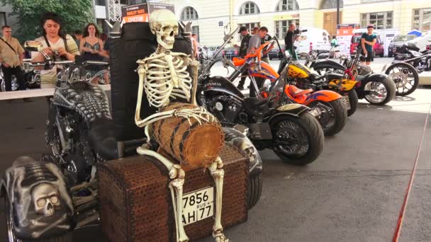 Harley Davidson en bicicleta. 4K. San Petersburgo, verano de 2014 . — Vídeos de Stock