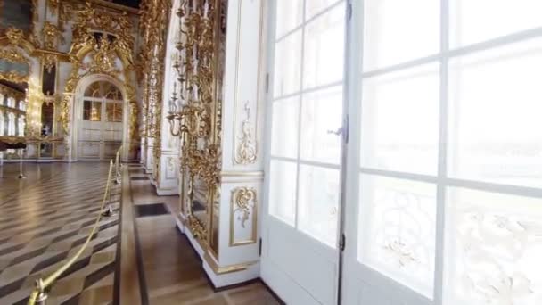 Πανέμορφα δωμάτια και εσωτερικούς χώρους από το παλάτι της Αικατερίνης στην Αγία Πετρούπολη. — Αρχείο Βίντεο