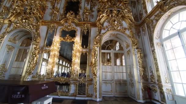 Hermosas habitaciones e interiores del Catherine Palace en San Petersburgo . — Vídeo de stock