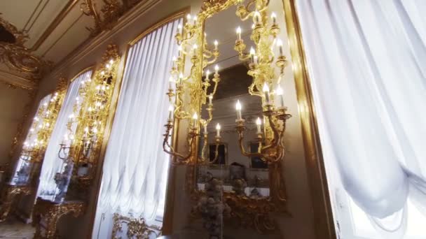 Nádherné pokoje a interiéry Kateřiny palác v Petrohradu. — Stock video