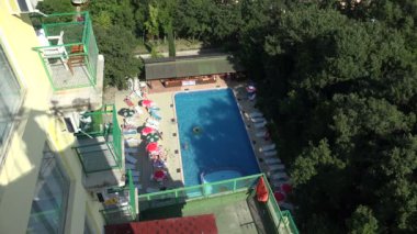 Bulgaristan Otelin havuzunda. 4k.