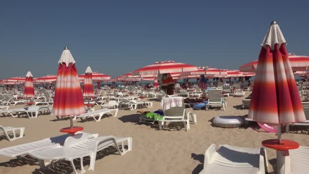 Bulgaristan'ın Albena Resort Spa Beach'te. 4k. — Stok video