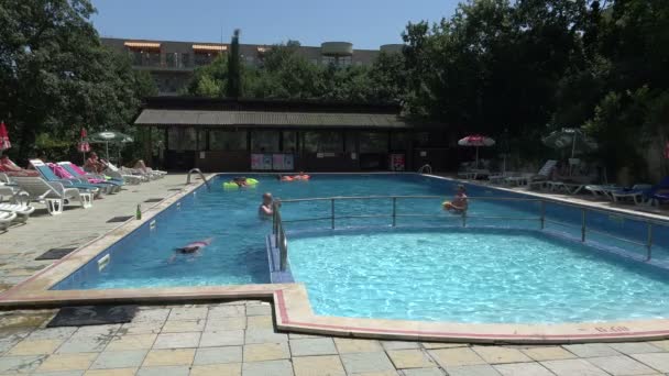 La piscina en el hotel en Bulgaria. 4K . — Vídeos de Stock
