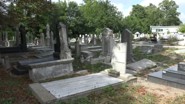 De graven op de Joodse begraafplaats vernietigd. Varna. Bulgarije. 4k. — Stockvideo