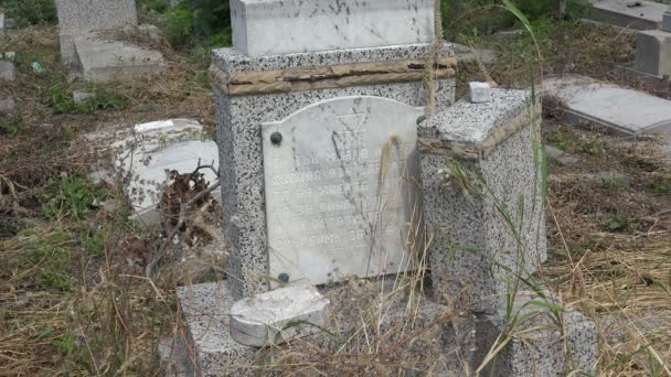 Vernietigd van de graven op de Joodse begraafplaats — Stockvideo