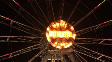 Parlak ışıklarda dönme dolap. Altın Kumlar. Bulgaristan'da tatil köyü. 4k.