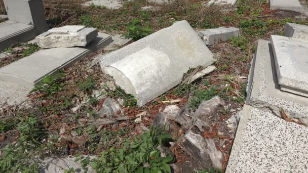 Zerstörte die Gräber auf dem jüdischen Friedhof. Warna. Bulgarien. 4k. — Stockvideo