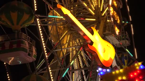 Ruota panoramica e chitarra al neon — Video Stock