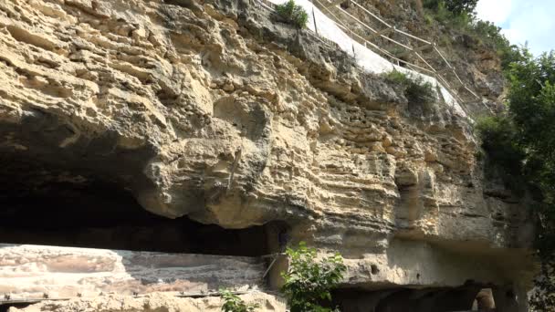 Monastère d'Aladzha dans les montagnes. Varna. Bulgarie. 4K . — Video