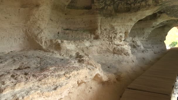 Monasterio de Aladzha en la montaña — Vídeo de stock