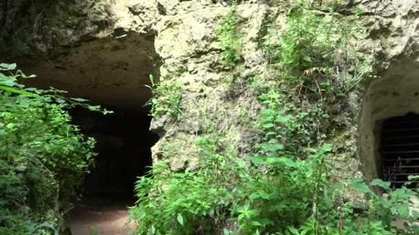 Catacomben in de buurt van Aladzha. Varna. Bulgarije. 4k. — Stockvideo