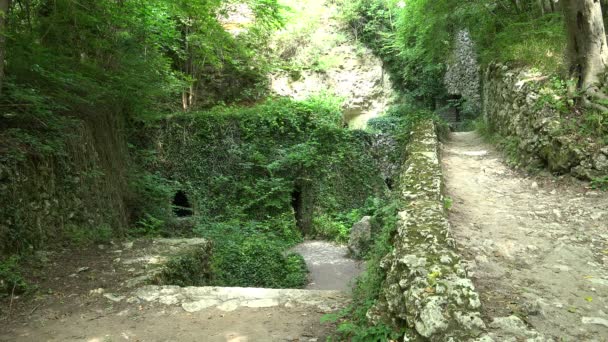 Catacomben in de buurt van Aladzha klooster — Stockvideo