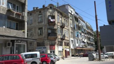 Balkonlarda giysileri ile göster