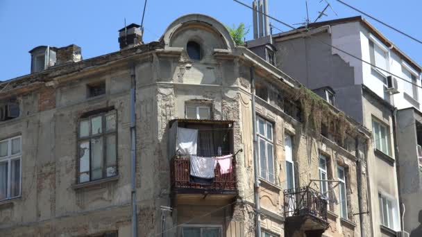 Balconies with clothes on ropes — Stock Video