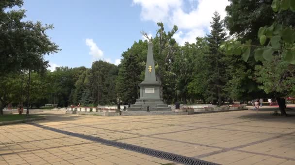 Ludzie chodzą wzdłuż pomnika — Wideo stockowe