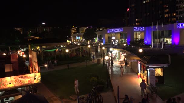Vida nocturna en el complejo Golden Sands. Varna. ¿Bulgaria? 4K . — Vídeos de Stock