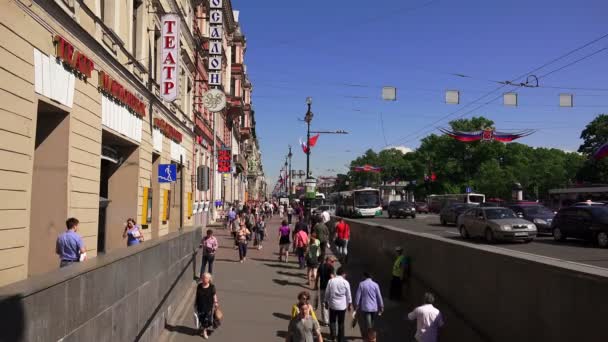 Perspectiva Nevsky. São Petersburgo. As pessoas vão pela Avenida. 4K . — Vídeo de Stock