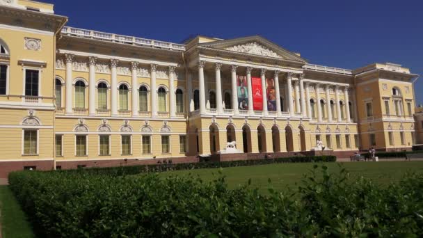 人们参观一座国立俄罗斯博物馆 — 图库视频影像