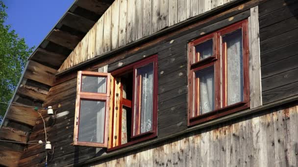 Casa de madera en el pueblo — Vídeo de stock