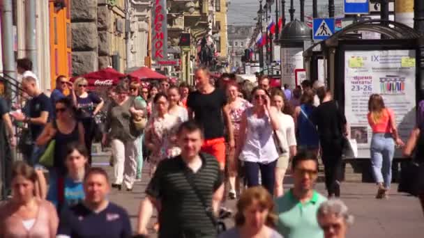 Nevsky Aussicht. Saint-petersburg. Menschen gehen die Allee entlang. verschwimmen. 4k. — Stockvideo