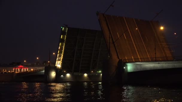 Tuchkov ophaalbrug in Sint-Petersburg — Stockvideo