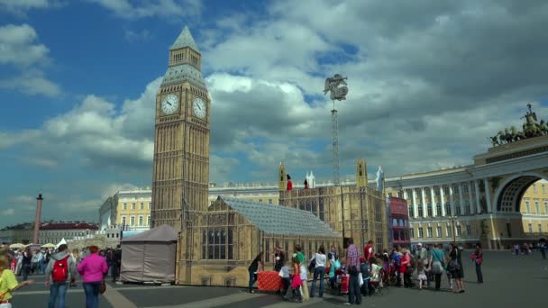 Il modello del grande Ben sulla piazza del Palazzo a San Pietroburgo. 4K . — Video Stock