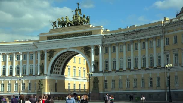 O arco do Estado-Maior. A praça do Palácio. São Petersburgo. 4K . — Vídeo de Stock