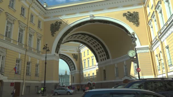 Genel Kurmay'arch. Saray Meydanı. Saint-Petersburg. 4k. — Stok video