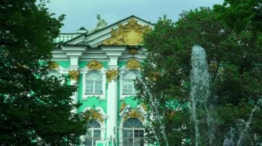 St. Petersburg'daki Kış Sarayı çeşme. 4k.