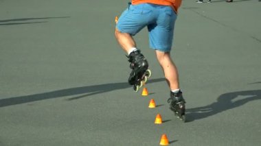 Tekerlekli paten üzerinde koni arasında paten. Yılan. 4k.