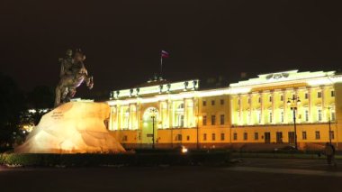 Peter anıt ben Senato üzerinde St. Petersburg'da kare. Bronz atlı. Night.4K.