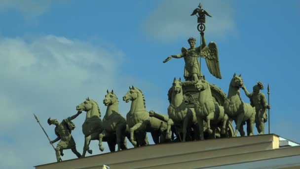 El carro sobre el arco del Estado Mayor. La Plaza del Palacio. San Petersburgo. 4K . — Vídeos de Stock