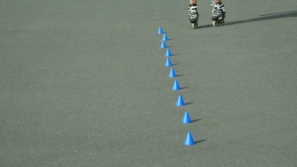 Skating on roller skates between cones. The snake. 4K. — Stock Video