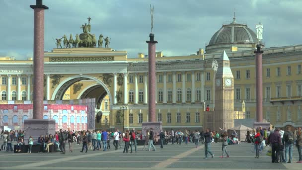 在圣彼得堡的宫殿广场上的大笨钟的模型。4 k. — 图库视频影像