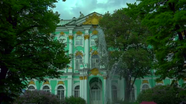 La fuente en el Palacio de Invierno en San Petersburgo. 4K . — Vídeos de Stock