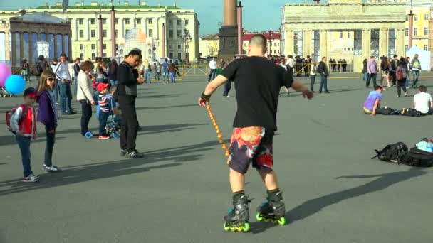 Schaatsen op rolschaatsen tussen kegels — Stockvideo