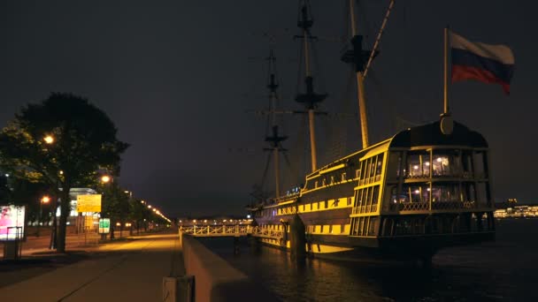 Ancient ship in St. Petersburg. Night. 4K. — Stock Video