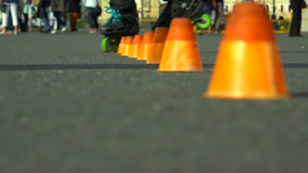 Patinagem em patins entre cones. A cobra. 4K . — Vídeo de Stock