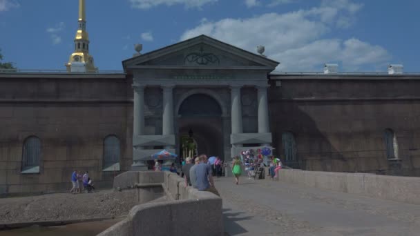 Puerta Neva de la fortaleza de Pedro y Pablo. San Petersburgo. 4K . — Vídeos de Stock