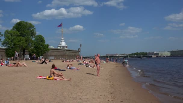 Pláž nedaleko pevnosti Peter a Paul. St. Petersburg. 4k. — Stock video