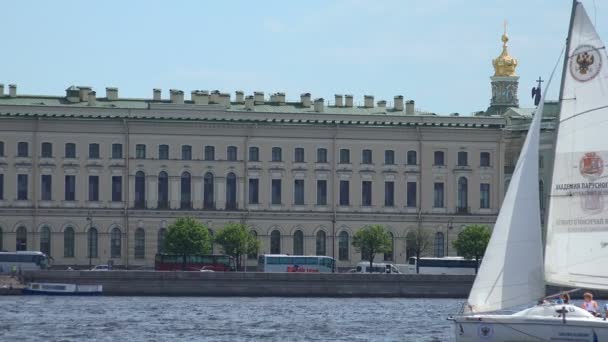 Yacht dans la rivière Neva — Video