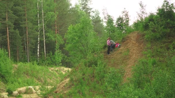 Matka z córką na wzgórzu — Wideo stockowe