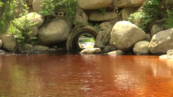 El río fluye por una tubería. 4K . — Vídeo de stock