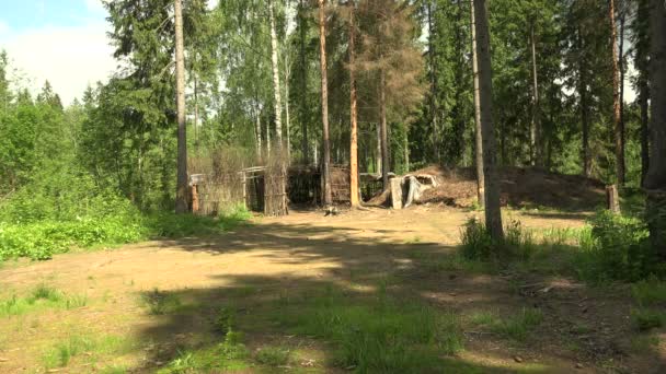 Casas de terra militares e cabanas na floresta — Vídeo de Stock