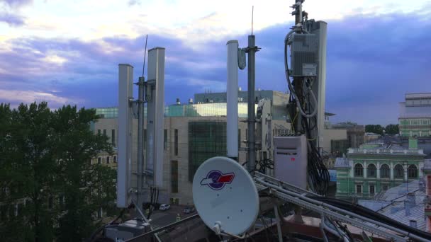 Antennes en transponders op het dak — Stockvideo