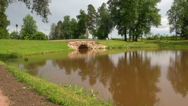 Die steinerne Brücke über den Fluss — Stockvideo