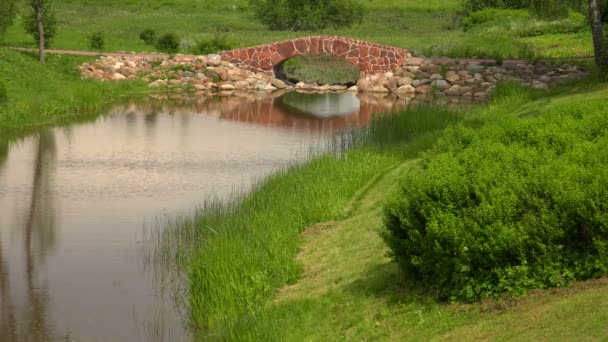 El puente de piedra sobre el río — Vídeo de stock